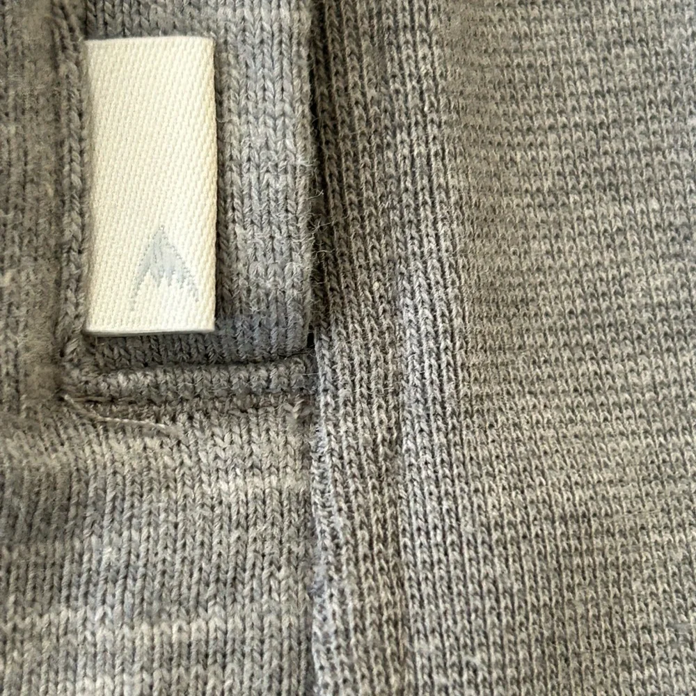 Men’s Burton DryRide sweater. Grey size L. Front zip pockets/ chest pocket. Nice